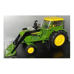 JOHN DEERE 3120 avec cabine et chargeur  par SCHUCO